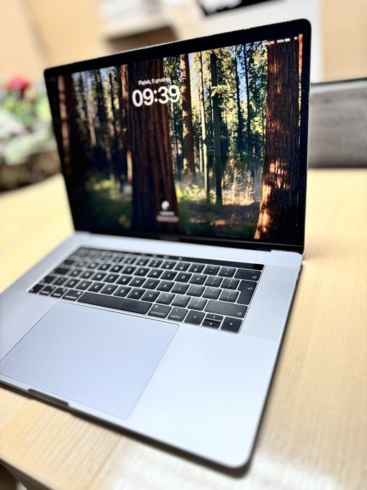 Macbook  PRO 15 inch 2019 2,6 Ghz 6 rdzeniowy Intel Core i7 2400 Mhz
