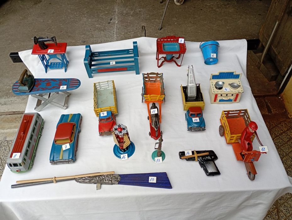 Brinquedos em folha flandres (A.M.L.)