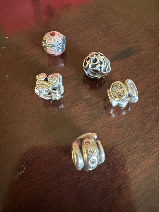 vendo Colar pandora de prata com 5 bolas com laca ou brilhantes