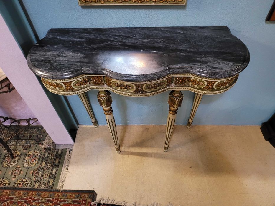 Credencia antiga em madeira com tampo em pedra