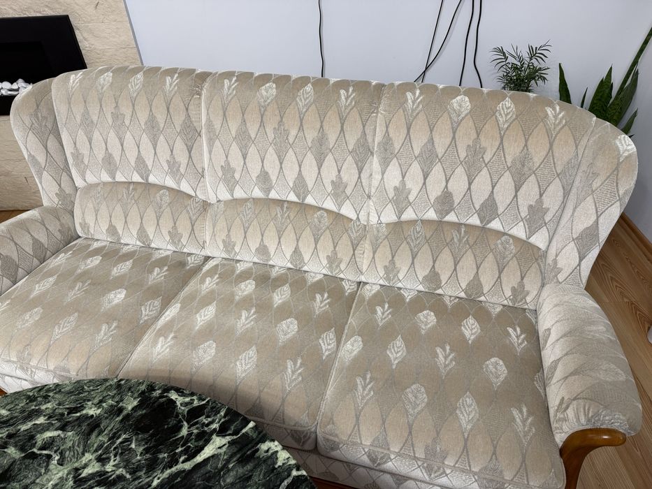 Zestaw kanapa, stół i dwa fotele