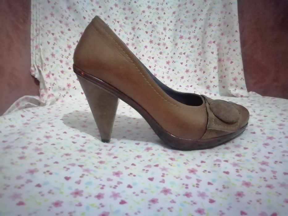Sapatos Castanhos de salto médio