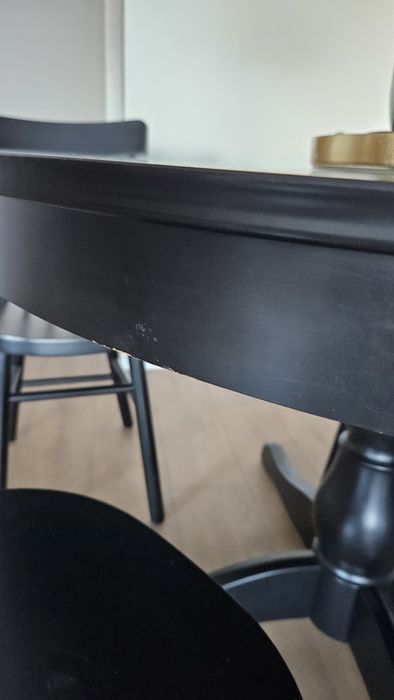 Drewniany stół z krzesłami czarny