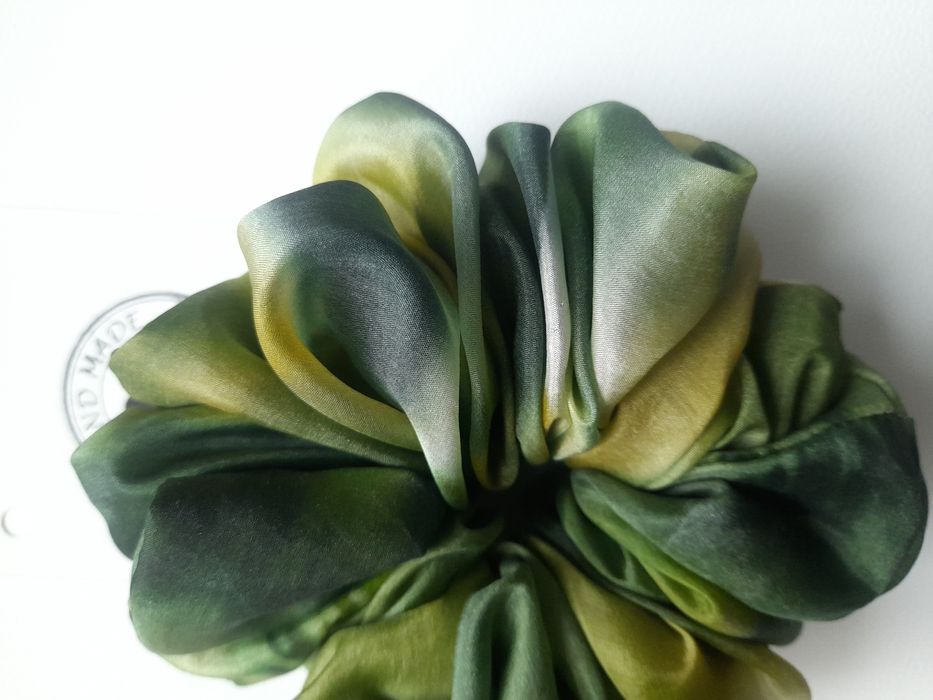 Akwarelowa jedwabna gumka scrunchie do włosów