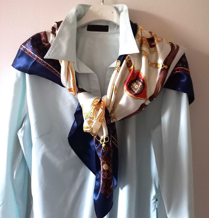Elegancka chusta, apaszka damska. Motyw jeździecki.