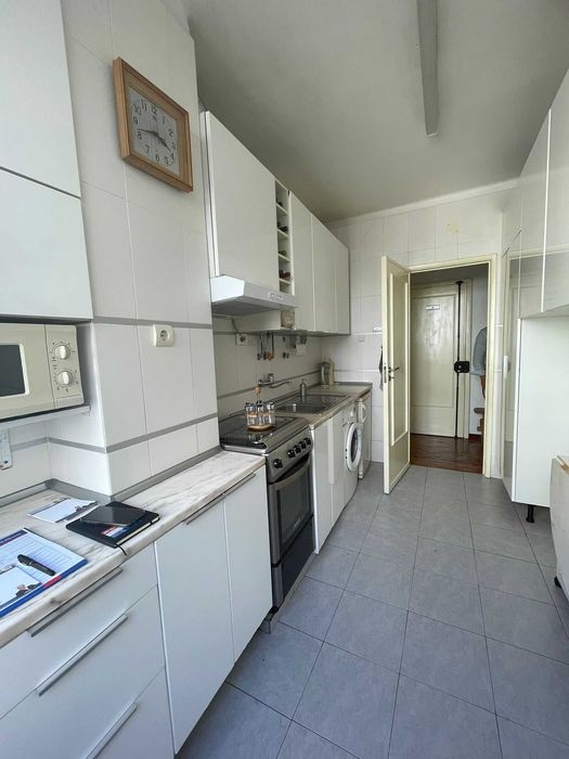 Disponíveis móveis de cozinha e electrodomésticos na rua Dr Rafael Duque, 21-  2°esq em Benfica
