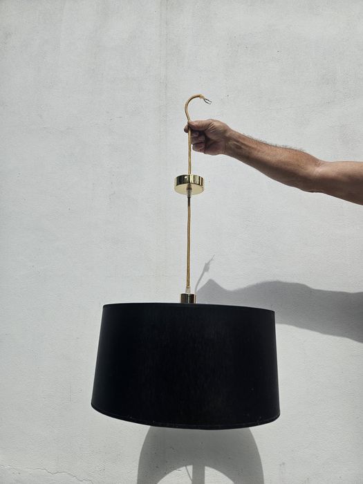 Candeeiro em abajure preto com interior dourado