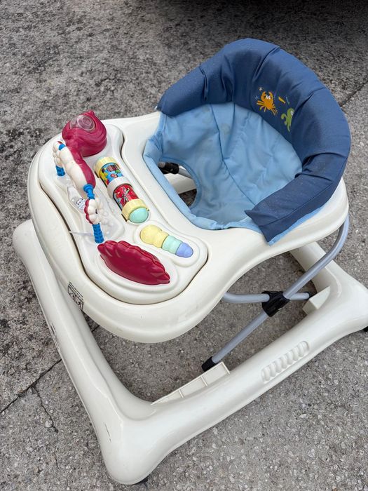Andador para bebé com atividades
