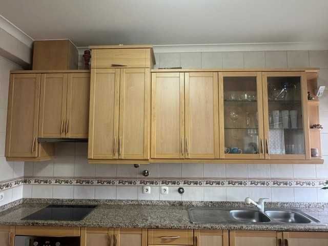 Armários de cozinha e bancada em granito