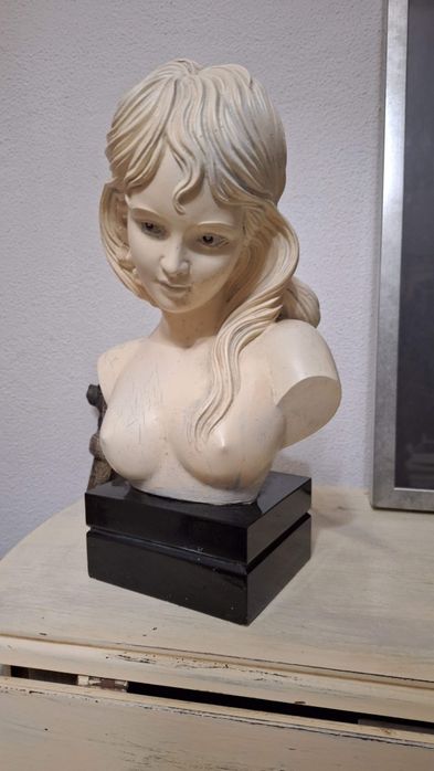 Busto com base preta