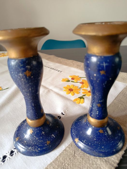 Dois castiçais azuis.