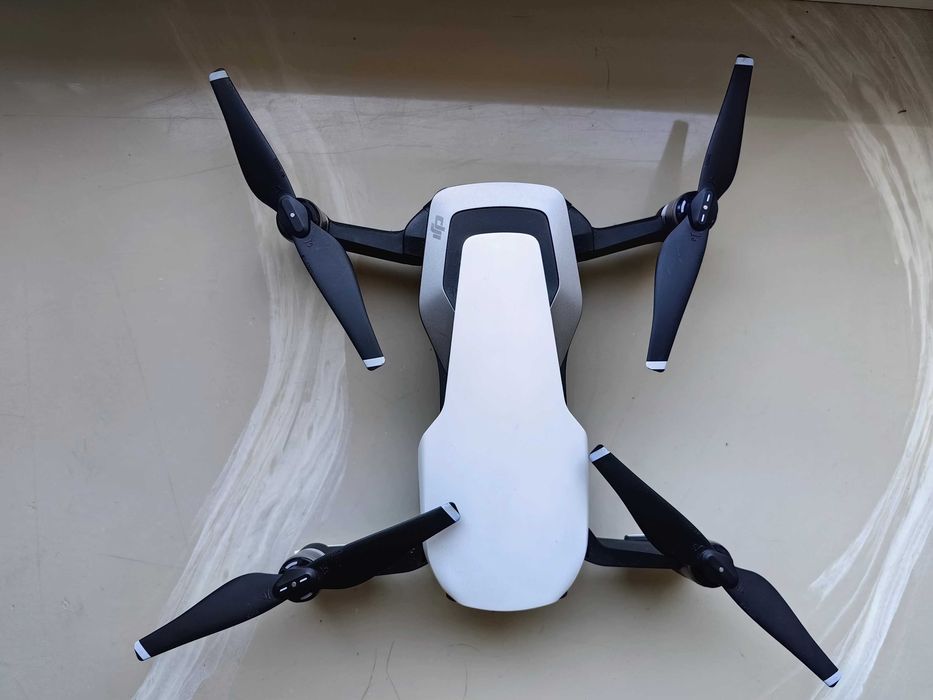 firmowy dron DJI AIR