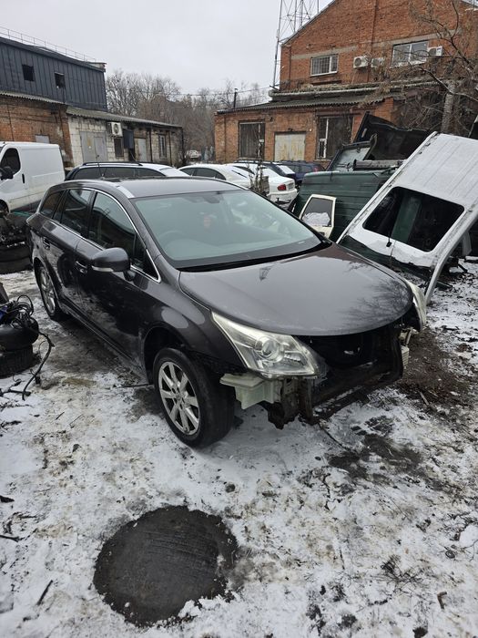 крыло переднее Toyota avensis t27 09-14 правое левое авенсис