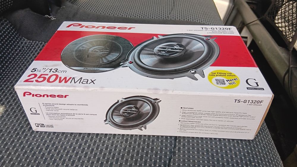 Colunas novas ainda dentro da caixa.