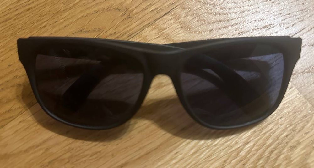 Чорні сонцезахисні окуляри з написом "Rozema Open"