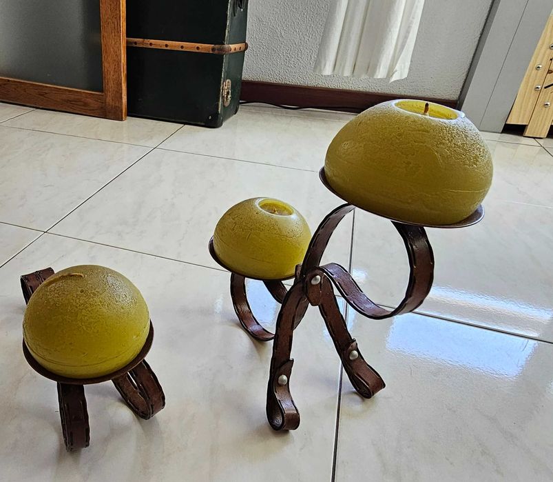 Dois castiçais com velas
