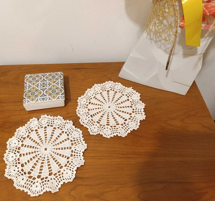 Antiguidades Naprons  croché feito à mão, cantos em flor 24X24 Conj. 2