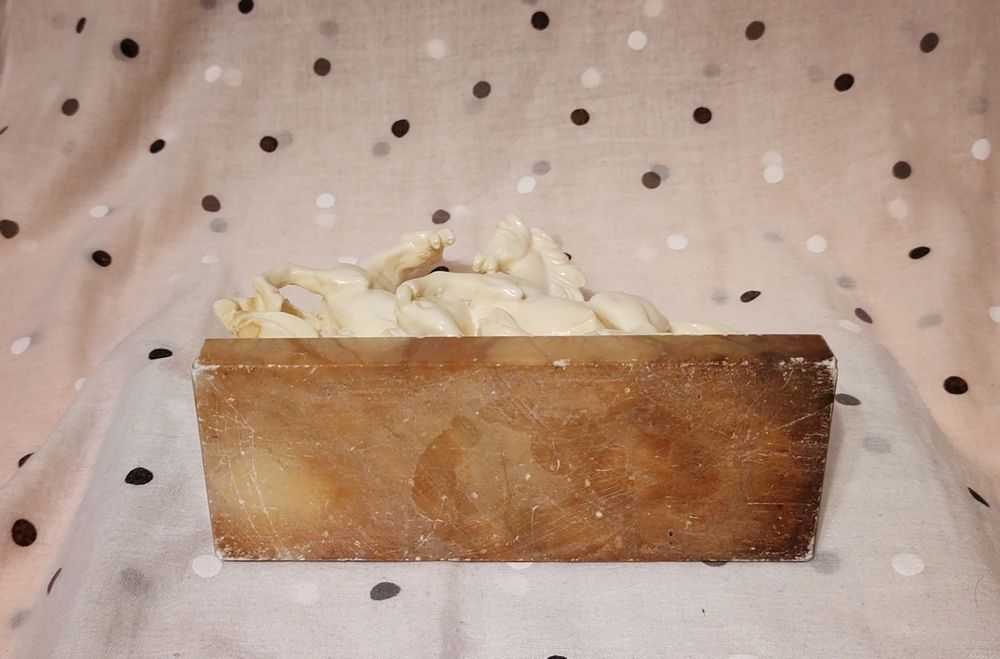 Konie, figurka, statuetka, rzeźba na kamiennej podstawie.