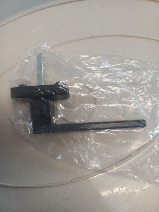 Klamki do okien czarne