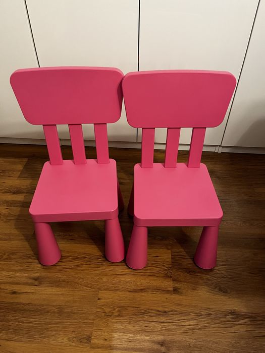 Mamut i krzesła (ikea)