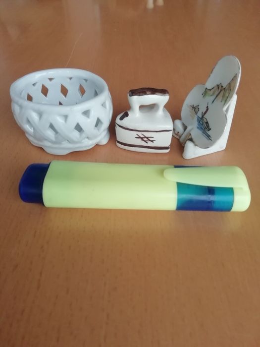 Conjunto de pequenas peças em porcelana.