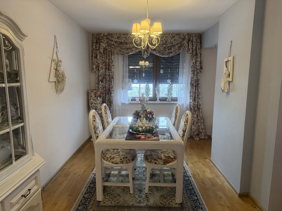 Zestaw do jadalni stół i 4 krzesła