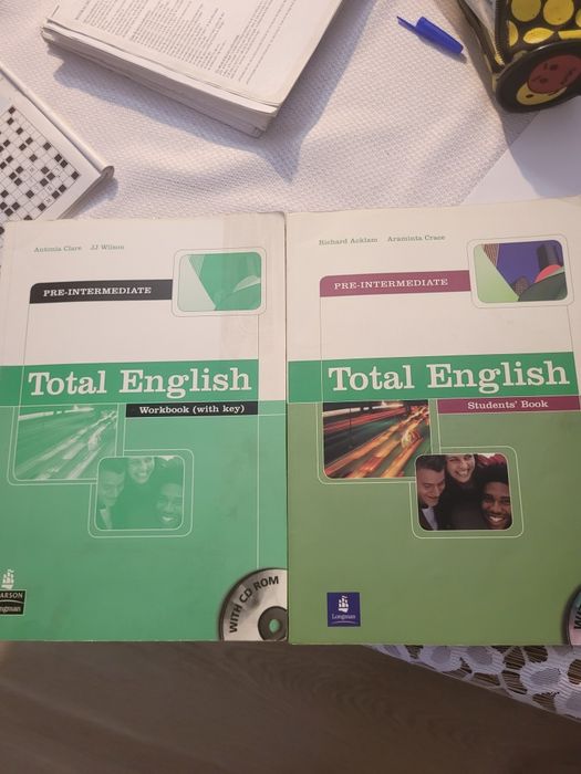 Książka i zeszyt ćwiczeń dla studentów.