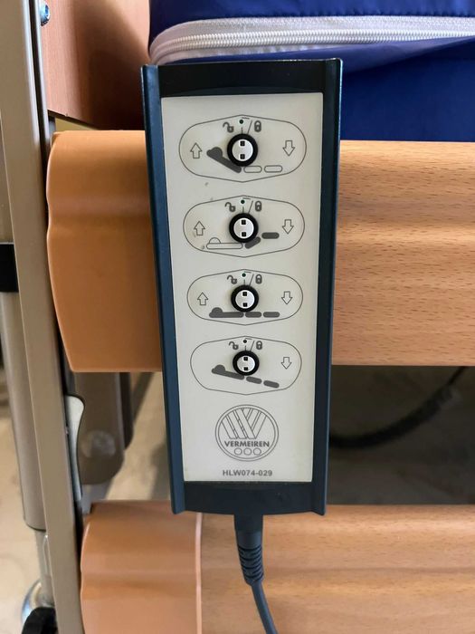 Łóżko rehabilitacyjne elektrycznie regulowane.