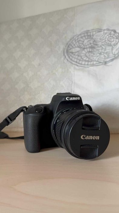 Canon EOS 200D + Objetiva EF-S 18-55mm f/3.5-5.6 III + Bolsa | Como Nova