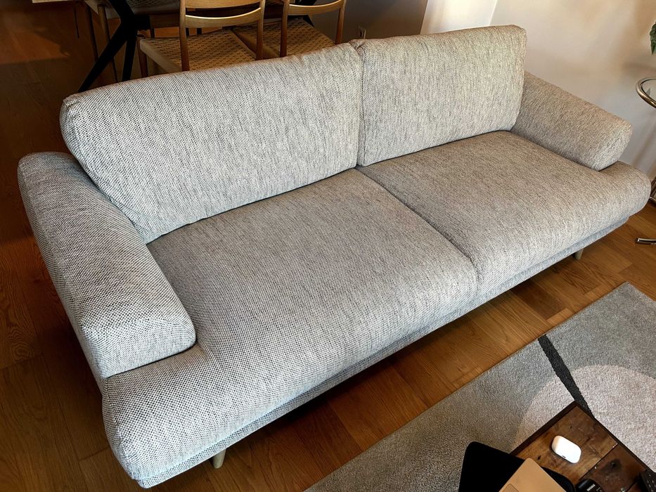 Elegante sofá AREA em excelente estado