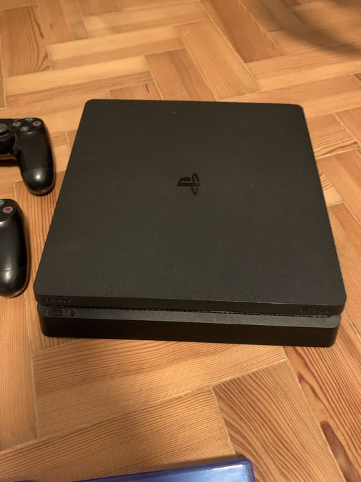 Ps4 1T + 3 jogos com 2 comandos