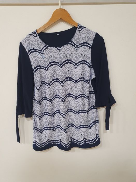 Granatowa bluzka z rękawem 3/4 z wiązaniem na rękawach