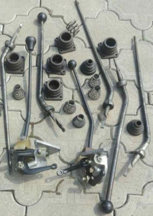 Крышки коробки роздатки Уаз,вилки Кпп,помпы,кулисы,рычаги,муфты,штоки.