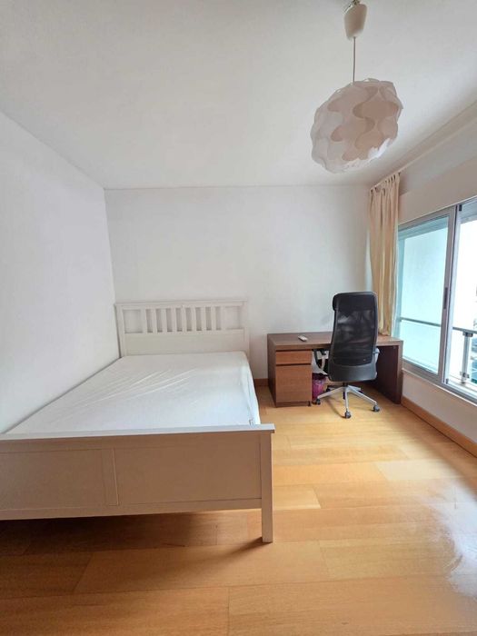 Um fantástico quarto na 147 m² duplex localizado na Parques das Nações