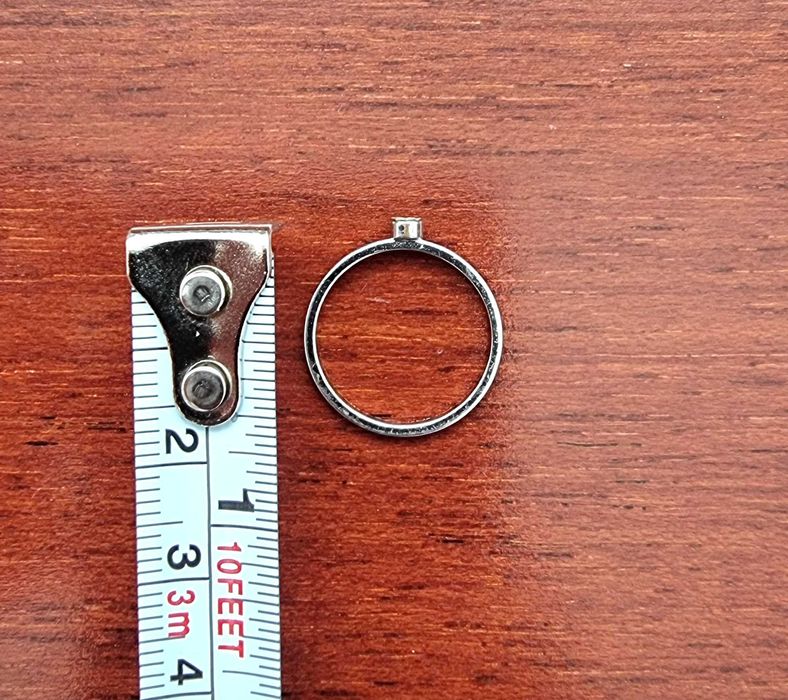 Anel cinzento com uma pedra pequena, tamanho S