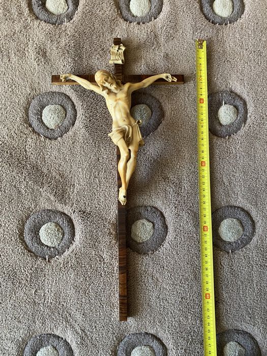 crucifixo em madeira e resina