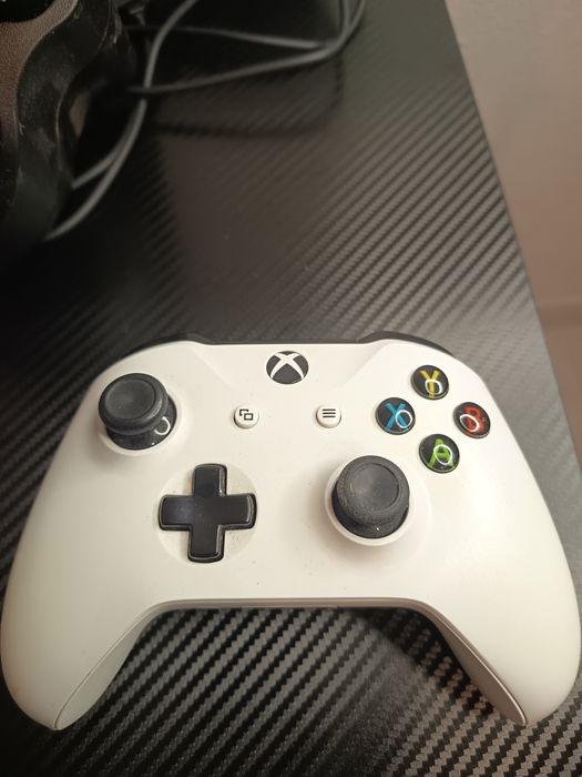 Xbox One S 1TB Branca Digital com comando.