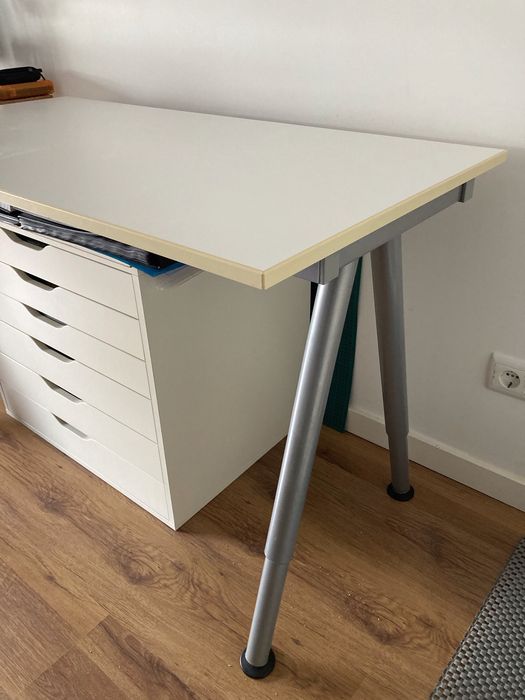 Secretaria IKEA com 120x60cm e pés ajustáveis em altura.