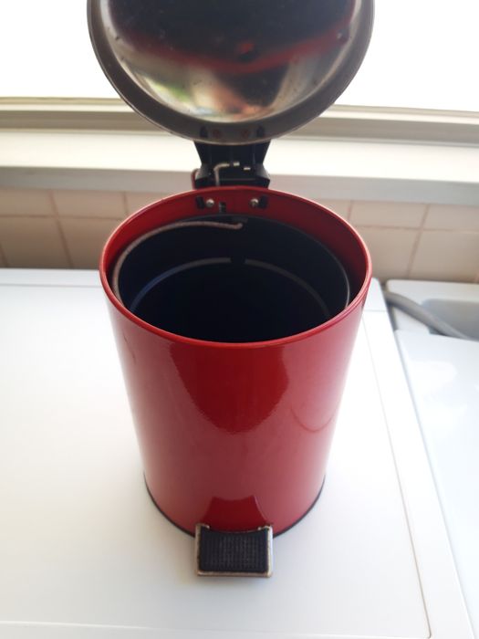 Caixote do lixo vermelho pequeno (usado)
