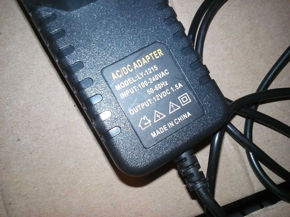 блок питания слаботочного оборудования AC-DC 12Вольт 1,5 Ампер 5.5х2.1