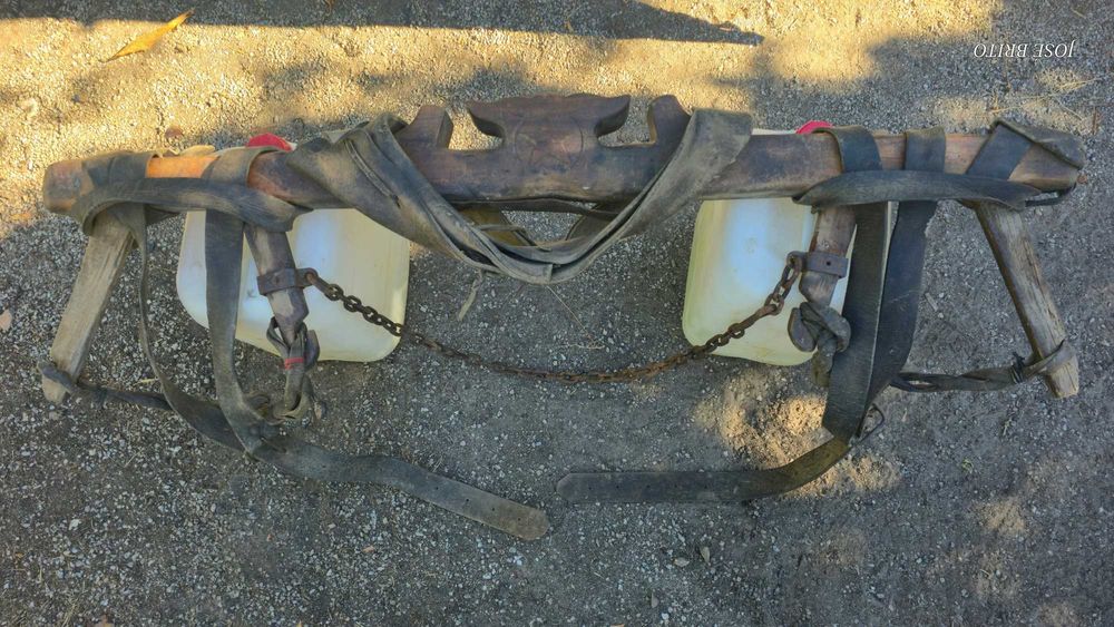 Canga de bois antiga em bom estado.