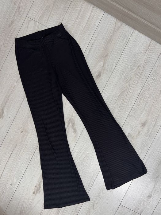 Чорні лосини кльош