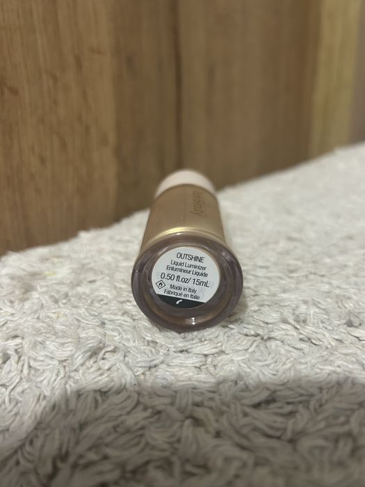 Rare Beauty Positive Light Liquid Luminizer rozświetlacz Outshine