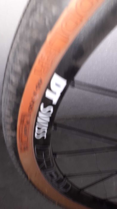 Roda bicicleta DT Swiss frente com disco gravel/ciclismo