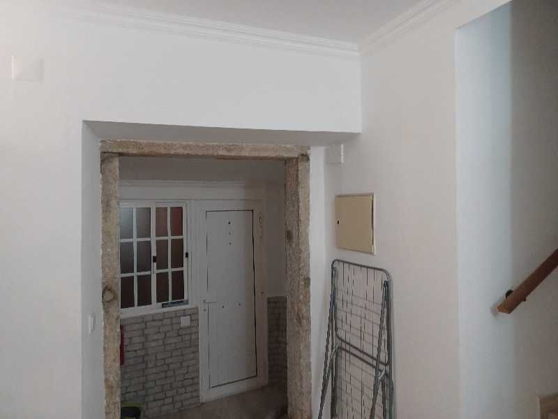 Quarto independente c/Wc para arrendar, em Almada