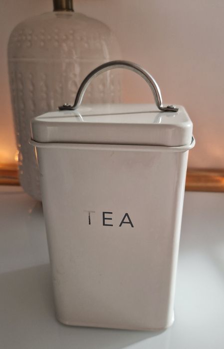 Stylowy pojemnik na herbatę z napisem TEA