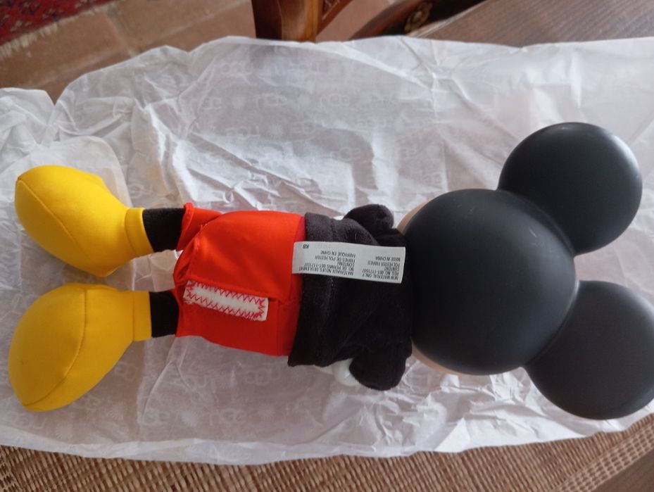 Mikey toca, dança e fala português