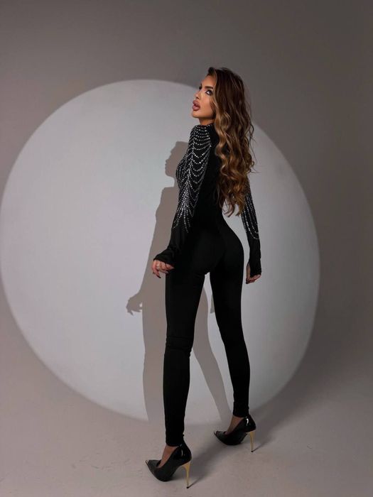 Продам комбінізон зі стразами.