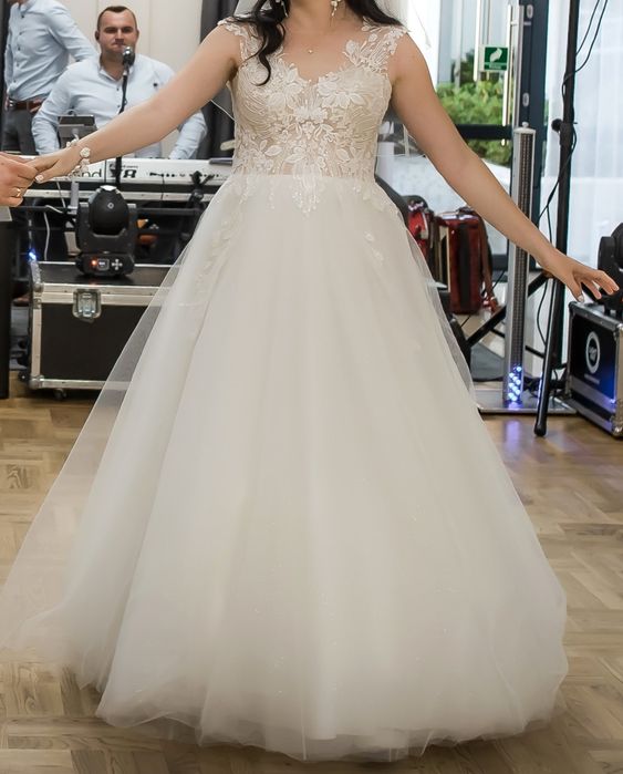 Lśniąca suknia ślubna model księżniczka/ A. Brokatowy tiul
