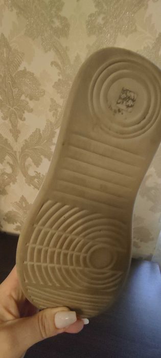 Продам жіночі шкіряні кросівки 38 розмір.